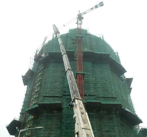雅安吊车在工地上作业